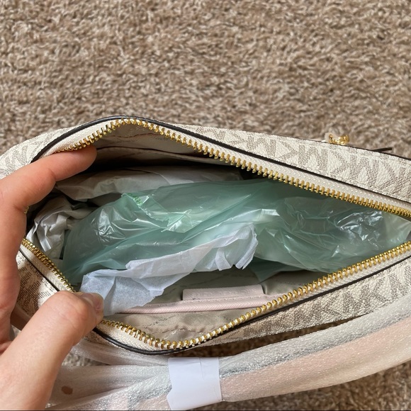 SOLD ✨ Michael Kors Jet Set Logo Crossbody Purse - Picture 11 of 14